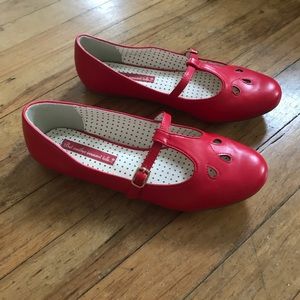 B.A.I.T. Everline Classic flats in red